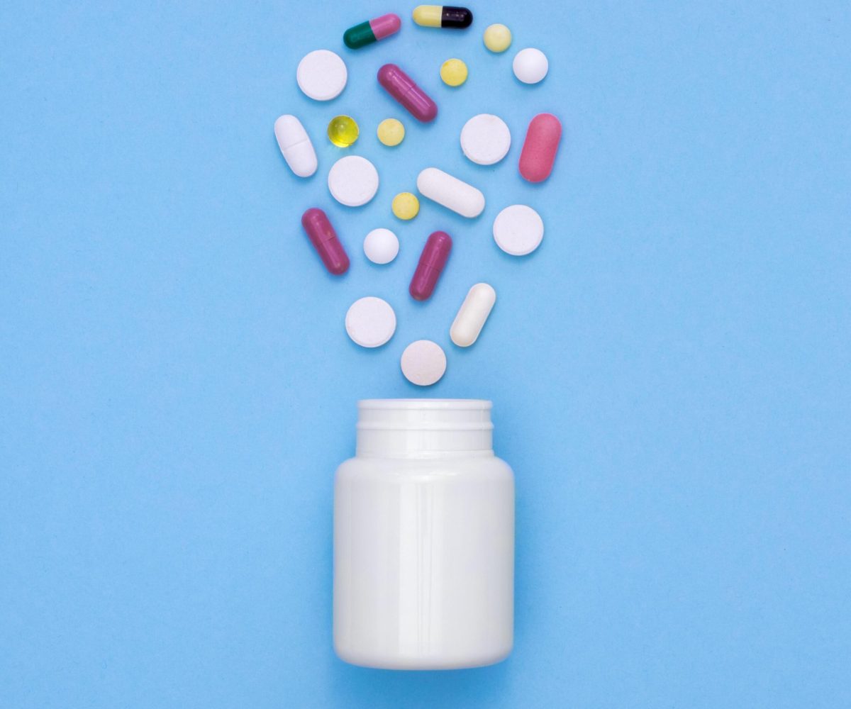 top-view-pills-with-container